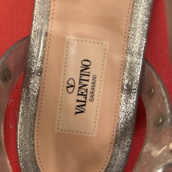 Valentino Garavani gladiator sandal in PVC jelly with signature Rockstud accents - Picture 3 of 8